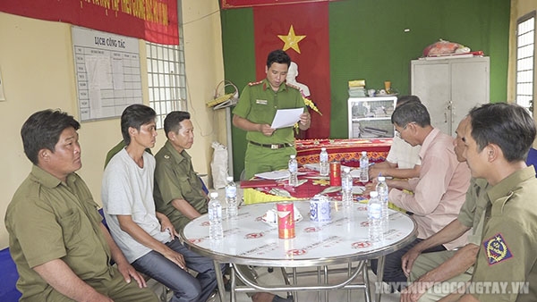 Đ/c Đại úy Nguyễn Thành Sang - Trưởng Công an xã Đồng Sơn thông qua các quyết định
