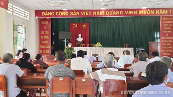 Đại úy Dương Thiện Tấn - Phó Trưởng Công xã Long Bình tuyên truyền tình hình an ninh trật tự trên địa bàn xã