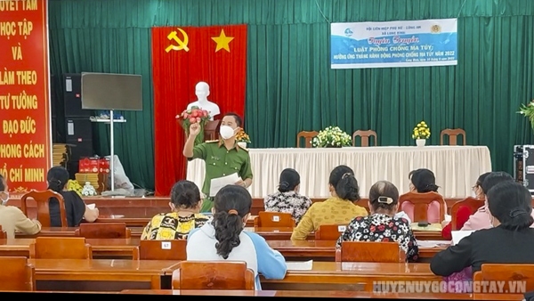 Đại úy Dương Thiện Tấn – Phó Trưởng Công an xã tuyên truyền phòng chống ma túy