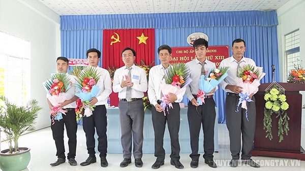 Đồng chí Trần Ngọc Vương Bí thư Đảng ủy, Chủ tịch UBND xã Đồng Sơn tặng hoa chúc mừng Ban Chi ủy nhiệm kỳ 2022 2025