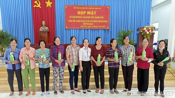 Đ/c Lê Thị Kim Thoa - PCT UBND xã Bình Phú trao quà cho chị em hội viên