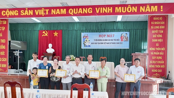 Đ/c Lê Thanh Quân trao giấy khen cho các gia đình văn hóa tiêu biểu