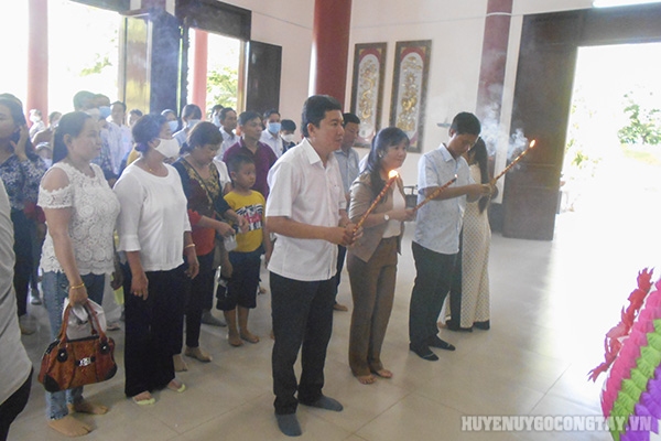 Đoàn tổ chức dâng hương tưởng nhớ Nữ tướng Nguyễn Thị Định