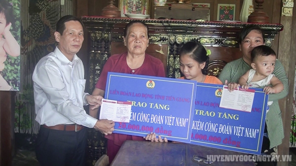 Đ/c Trần Minh Hùng - Tỉnh ủy viên, Chủ tịch LĐLĐ tỉnh Tiền Giang trao tặng sổ tiết kiệm cho gia đình 2 cháu