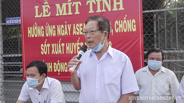 Bác sĩ Nguyễn Hữu Tuấn - Phó Giám đốc Trung tâm Y tế huyện phát động lễ mít tinh