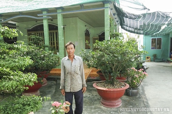 Hình ảnh chân chất của người nông dân Phạm Văn Hoàng trước ngôi nhà khang trang của mình