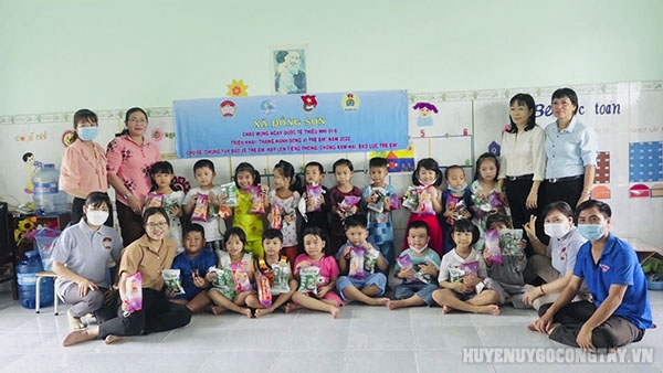 Thăm và tặng quà cho học sinh nhân ngày Quốc tế thiếu nhi 01 – 6 tại xã Đồng Sơn