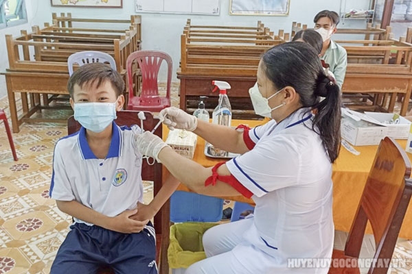 Tiêm vắc xin cho trẻ từ 5 đến dưới 12 tuổi  tại Trường Tiểu học Nguyễn Thị Tốt, xã Vĩnh Hựu