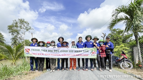 Ra quân trồng hoa tuyến đường Bắc kênh Tham Thu tại ấp Thạnh Hưng, xã Đồng Thạnh