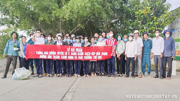 Đoàn Thanh niên xã Long Bình ra quân trồng hoa tuyến đường huyện 11 hưởng ứng Tháng hành động vì môi trường thế giới