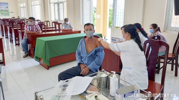 Tiêm vắc xin ngừa Covid-19 cho người dân tại xã Long Vĩnh