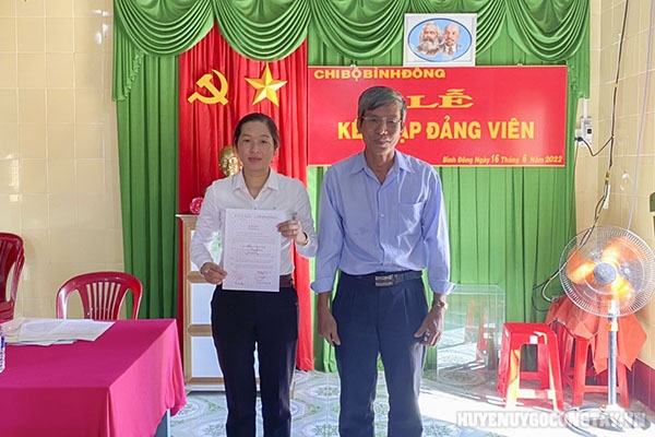 Đ/c Bào Văn Điền - Bí thư Chi bộ ấp Bình Đông trao quyết định kết nạp đảng cho đảng viên mới Huỳnh Thị Cẩm Nhung
