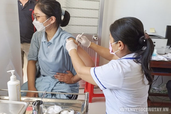Nhân viên y tế xã Vĩnh Hựu tiêm vắc xin phòng Covid-19 cho người dân