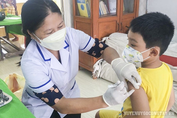 Tiêm vắc xin phòng Covid-19 mũi 1 cho trẻ tại Trường Mầm non Vĩnh Hựu
