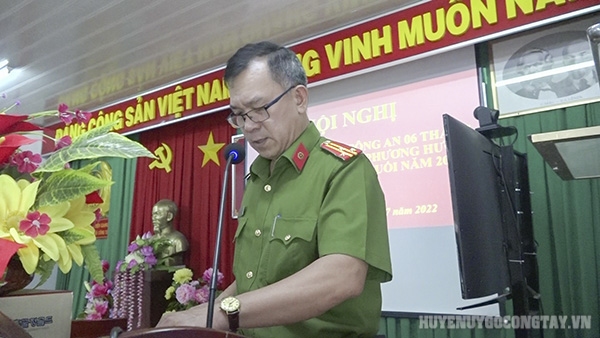 Đ/c Thượng tá Trần Văn Tròn - Trưởng Công an huyện phát biểu tại hội nghị