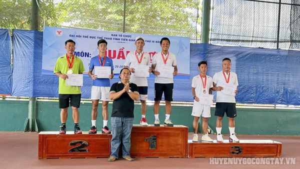 Đoàn vận động viên huyện Gò Công Tây nhận huy chương vàng môn Quần vợt