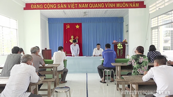 Sinh hoạt lệ kỳ tại Chi bộ ấp Bình Trinh, xã Đồng Sơn