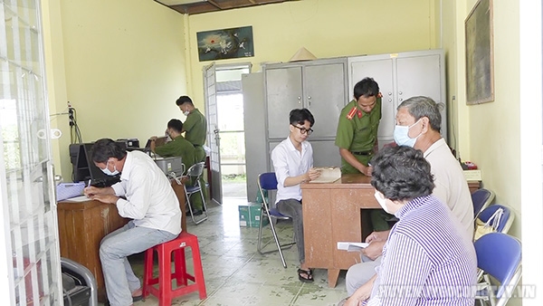 Lực lượng sinh viên tình nguyện tiếp sức làm hồ sơ cấp căn cước công dân tại xã Đồng Sơn