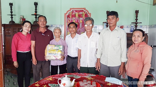 Thăm hỏi tặng quà đảng viên Trần Thị Cho – Huy hiệu 50 năm tuổi Đảng