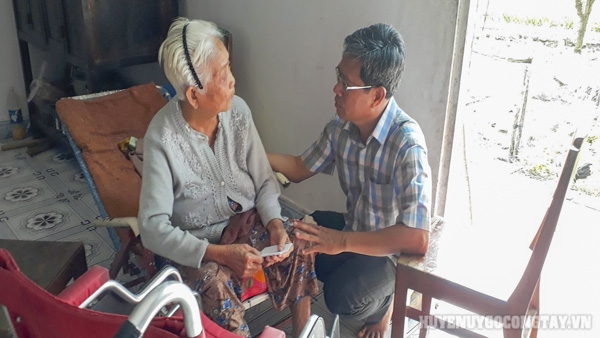 Đ/c Huỳnh Thanh Bình – Chủ tịch UBND huyện thăm hỏi, tặng quà gia đình chính sách