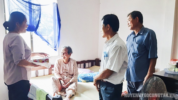 Thăm hỏi và tặng quà Mẹ Võ Thị Ảnh 96 tuổi, xã Vĩnh Hựu