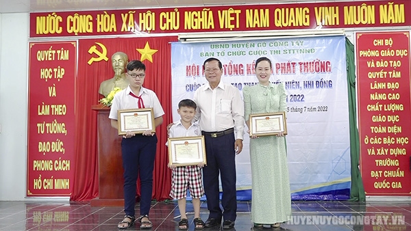Đ/c Nguyễn Văn Khang – Chủ tịch Liên hiệp các Hội Khoa học và Kỹ thuật tỉnh Tiền Giang trao giải nhất cho các thí sinh