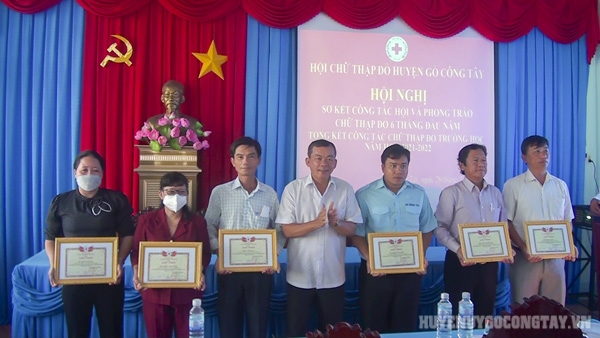 Đ/c Lê Tấn Nên - Huyện ủy viên, Phó Trưởng ban Dân vận Huyện ủy trao giấy khen cho các cá nhân, tập thể xuất sắc