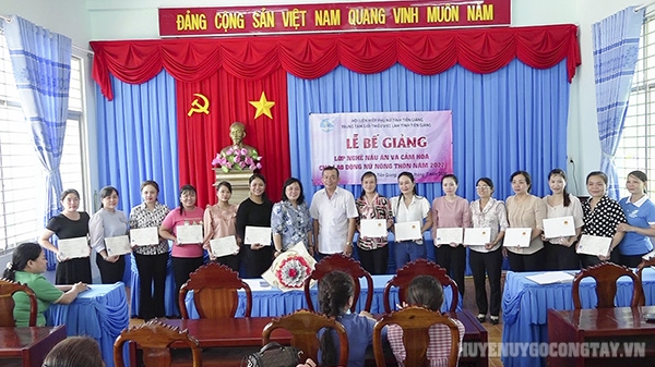Đ/c Lê Tấn Nên - HUV. Phó Trưởng Ban Dân vận Huyện ủy trao giấy chứng nhận cho các học viên lớp cắm hoa