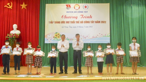 Lãnh đạo huyện trao quà cho các em học sinh