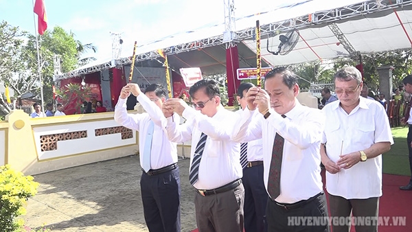 Các đồng chí lãnh đạo, nguyên lãnh đạo Tỉnh ủy, UBND tỉnh thắp hương tưởng niệm tại Bia chiến thắng Đồng Sơn