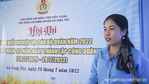 Đ/c Đỗ Thị Kiều Oanh – Huyện ủy viên, Chủ tịch Liên đoàn Lao động huyện phát biểu tại lễ họp mặt