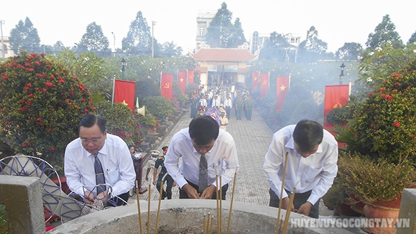 Lãnh đạo huyện Gò Công Tây thắp hương tưởng niệm tại Nghĩa trang Liệt sỹ huyện