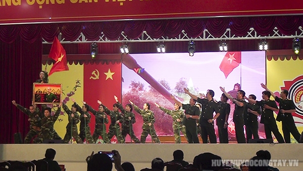 Tiết mục ca múa của Đội liên quân Văn phòng Huyện ủy - HĐND, UBND huyện - Điện Lực Gò Công Tây