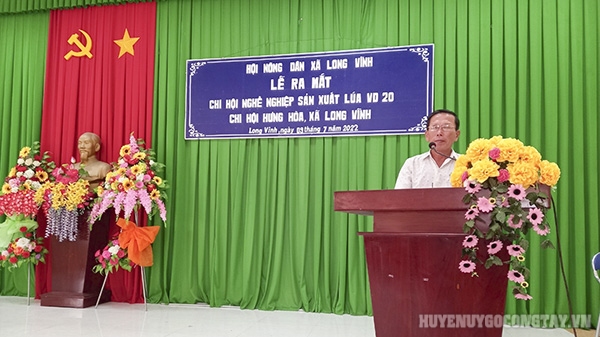 Đ/c Mai Văn Mai, Chủ tịch Hội Nông dân xã Long Vĩnh triển khai Quyết định