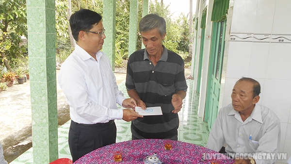 Trần Thanh Nguyên - Ủy viên Ban Thường vụ Tỉnh ủy, Phó chủ tịch HĐND tỉnh thăm hỏi tặng quà gia đình chính sách