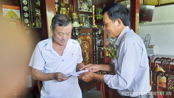 Đinh Tấn Hoàng – Tỉnh ủy viên, Bí thư Huyện ủy, Chủ tịch HĐND huyện thăm hỏi tặng quà gi đình chính sách
