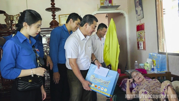 Đ/c Huỳnh Xuân Long – Tỉnh ủy viên, Chánh án Tòa án nhân dân tỉnh Tiền Giang thăm hỏi, tặng quà gia đình chính sách