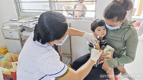 Tiêm vắc xin 5 trong 1 cho trẻ tại Trạm y tế xã Vĩnh Hựu