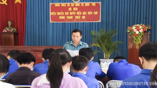 Đ/c Phạm Trung Hiếu - Chỉ huy Phó BCH Quân sự xã Bình Phú tuyên truyền tại hội nghị