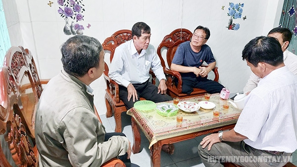 Đ/c Nguyễn Thanh Tuấn – Phó chủ tịch UBND huyện cùng đoàn đến thăm các gia đình chính sách trên địa bàn xã Bình Tân