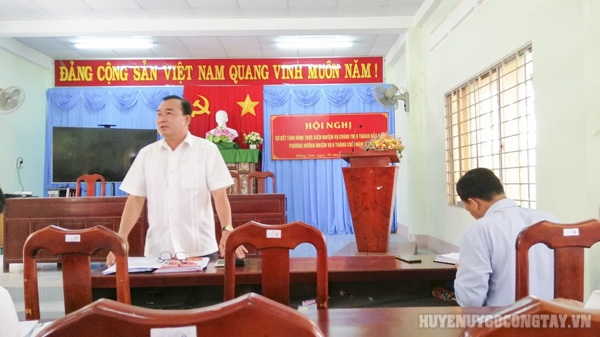 Đ/c Trần Chí Hiền - Trưởng Ban Tổ chức Huyện ủy chỉ đạo hội nghị