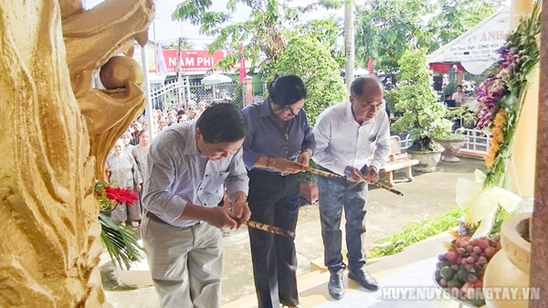 Lãnh đạo Đảng ủy, UBND xã Long Bình thắp hương tưởng niệm tại Nhà bia ghi danh liệt sĩ