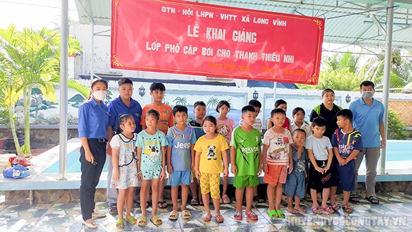 Khai giảng lớp phổ cập bơi cho học sinh tiểu học xã Long Vĩnh