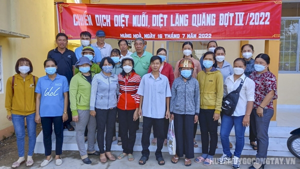 Lực lượng, cán bộ, giáo viên ra quân phòng, chống bệnh sốt xuất huyết tại ấp Hưng Hòa