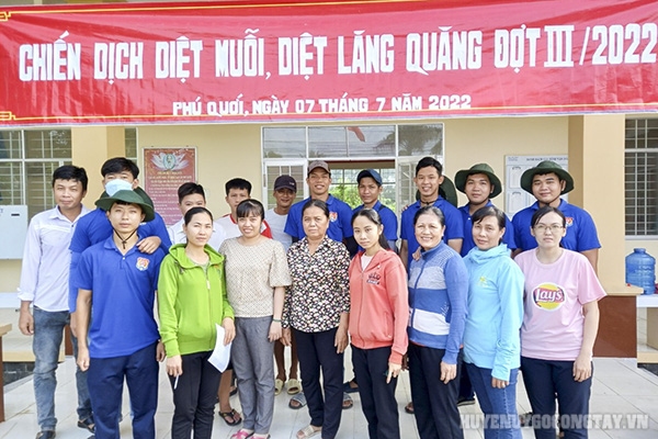 Lực lượng ra quân chiến dịch diệt muỗi, lăng quăng phòng chống sốt xuất huyết đợt III năm 2022 tại ấp Phú Quới, xã Long Vĩnh