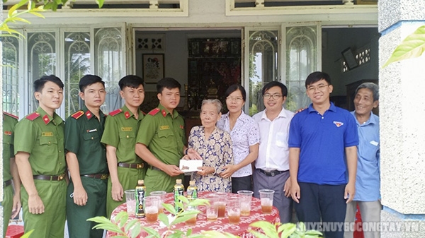 Đoàn đến thăm nhà mẹ Việt Nam anh hùng Nguyễn Thị Bích ngụ tại ấp Thạnh Lạc Đông