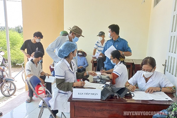Người dân đến đăng ký tiêm vắc xin tại xã Thạnh Nhựt