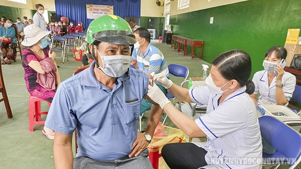 Tiêm vắc xin ngừa Covid-19 cho người dân tại xã Thạnh Nhựt