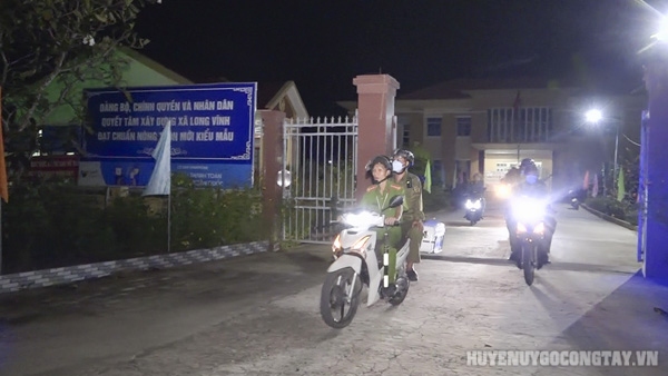 Lực lượng Công an - Quân sự xã Long Vĩnh ra quân tuần tra ban đêm