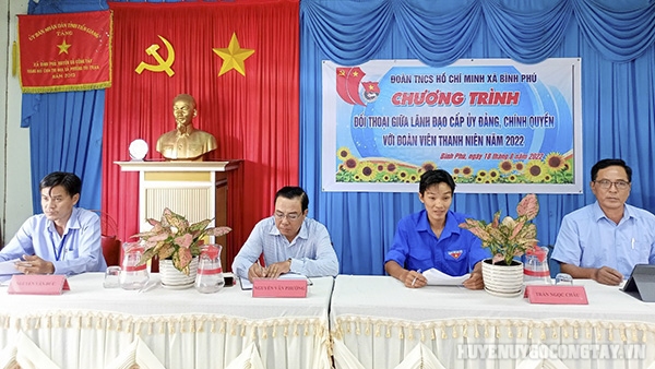 Lãnh đạo Đảng ủy, Ủy ban nhân xã Bình Phú dự chương trình đối thoại với đoàn viên thanh niên